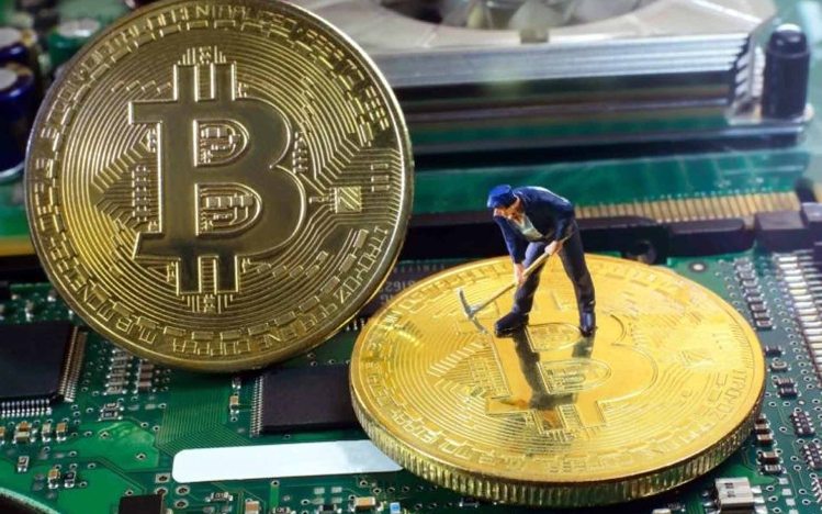 Bitcoins Mining Fees Mirror Rocketing Price Surge as Miners Cash in